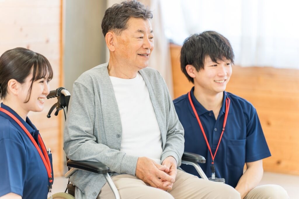 介護職員と入居者が一緒に笑顔で過ごす交流風景